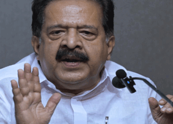 ‘ഞാൻ-ഒരു-സുപ്രഭാതത്തിൽ-രാഷ്ട്രീയത്തിലേയ്ക്ക്-പൊട്ടി-വീണയാളല്ല;-പാർട്ടിക്കെതിരെ-ഒരക്ഷരം-പോലും-പറയാതിരിക്കാൻ-ശ്രദ്ധിക്കുന്ന-ആളാണ്-ഞാൻ’:-രമേശ്-ചെന്നിത്തല;-ഇന്ന്-സോഷ്യൽ-മീഡിയയിൽ-എഴുതിയാൽ-നേതാവാകുമെന്നും-പരിഹാസം