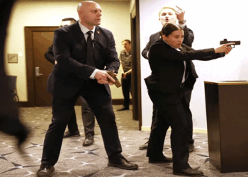 വൈറ്റ്-ഹൗസ്-മാധ്യമപ്രവർത്തക-അസോസിയേഷന്റെ-അത്താഴ-വിരുന്നിനിടെ-വെടിവയ്പ്പ്;-ട്രംപിനെയും-ഭാര്യയെയും-സുരക്ഷിത-സ്ഥാനത്തേയ്ക്ക്-മാറ്റി;-ഒരാൾ-അറസ്റ്റിൽ