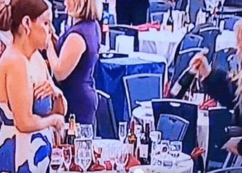 വെടിവയ്പ്പിന്റെ-ബഹളങ്ങൾക്കും-നിലവിളികൾക്കുമിടയിൽ-‘കുപ്പി‘-അടിച്ചുമാറ്റി-ചിലർ;-ക്യാമറ-ബാഗുകളിലും-കോട്ടുകൾക്കുള്ളിലും-മദ്യക്കുപ്പികൾ-തിരുകിക്കയറ്റി;-വീഡിയോ-പുറത്തുവന്നു