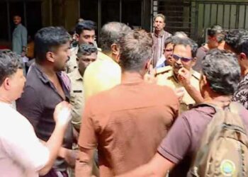 കരുവാക്കുണ്ടിൽ-കാട്ടാന-ആക്രമണം,-ടാപ്പിം​ഗ്-തൊഴിലാളി-കൊല്ലപ്പെട്ടു,-സംഭവത്തിൽ-ദുരൂഹതയുണ്ട്,-ടാപ്പിം​ഗിനിടയ്ക്കല്ല-സംഭവം,-മരിച്ച-ജംഷീറിനോപ്പം-രണ്ടു-പേര്-കൂടി-സ്ഥലത്ത്-ഉണ്ടായിരുന്നു,-ആക്രമണവും-തള്ളിക്കളയുന്നില്ല-ഡിഎഫ്ഒ!!-പ്രതിഷേധവുമായി-നാട്ടുകാർ