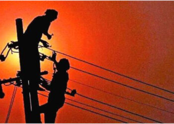 ജീവനില്‍-ഭയമുണ്ട്…-കറന്റ്-പോയാല്‍-പാതിരാത്രി-പോലും-പ്രതിഷേധവുമായി-നാട്ടുകാര്‍-എത്തുന്നു,-പൊലീസ്-സംരക്ഷണം-വേണമെന്ന്-കെഎസ്ഇബി-ജീവനക്കാര്‍