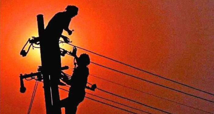 ജീവനില്‍-ഭയമുണ്ട്…-കറന്റ്-പോയാല്‍-പാതിരാത്രി-പോലും-പ്രതിഷേധവുമായി-നാട്ടുകാര്‍-എത്തുന്നു,-പൊലീസ്-സംരക്ഷണം-വേണമെന്ന്-കെഎസ്ഇബി-ജീവനക്കാര്‍