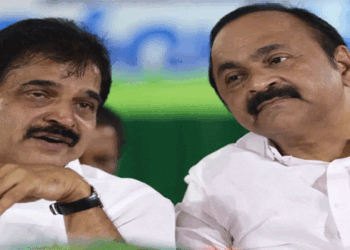 ഹൈക്കമാൻഡിന്റെ-ശാസനയ്ക്ക്-പുല്ലുവില;-കെ.സി-മുഖ്യമന്ത്രിയാകാൻ-‘കൈപ്പത്തി‘-പ്രതിഷ്ഠയുള്ള-ഏമൂർ-ഹേമാംബിക-ക്ഷേത്രത്തിൽ-കളഭം-കൊണ്ട്-തുലാഭാരം;-സതീശനെ-പിന്തുണയ്ക്കുന്നവരുടെ-വക-ഫ്ളെക്സും