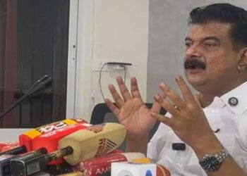 ബേപ്പൂരിൽ-തോറ്റാൽ-തല-മൊട്ടയ‌ടിച്ച്-രണ്ടു-കാതിലും-കമ്മലിട്ട്-മാനാഞ്ചിറ-റോഡ്-വഴി-മിഠായി-തെരുവിലൂടെ-റെയിൽവേ-സ്റ്റേഷൻ-വരെ-നടക്കും,-എന്തേ-വെല്ലുവിളി-ഏറ്റെടുക്കാൻ-തയാറാണോ?-കാതുകുത്തണ്ട,-തല-മൊട്ടയിടച്ചാൽ-മതി…-മുഹമ്മദ്-റിയാസിനെ-വെല്ലുവിളിച്ച്-പി-വി-അൻവർ