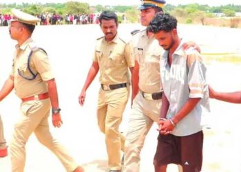 കുറുക്കന്മാർ-വരുന്ന-കണ്ടപ്പോൾ-കയ്യിലിരുന്ന-കുഞ്ഞിനെ-മണലിൽ-കിടത്തി-കുഴിയെടുത്തു-ഫാത്തിമയെ-കുഴിച്ചിട്ടു,-തിരിയാതിരിക്കാൻ-അവിടെ-കിടന്ന-പായ-അതിനു-മുകളിലിട്ടു,-വീട്ടിലെത്തിയപ്പോൾ-ഭാര്യയെവിടെയെന്ന്-ചോദിച്ചപ്പോൾ-അവളുടെ-വീട്ടിലെന്ന്-മറുപടി,-വീട്ടിൽ-നിന്നിറങ്ങി-അടുത്ത-പള്ളിയിൽ-കയറി-നിസ്കരിച്ച-ശേഷം-റെയിൽവേ-സ്റ്റേഷനിലേക്ക്