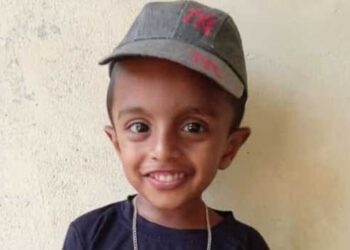 അച്ഛനൊപ്പം-പെട്ടിയോട്ടോയിൽ-പാടത്ത്-മീൻ-പിടിക്കാൻ-പോകുന്നതിനിടെ-അബദ്ധത്തിൽ-ക്യാബിൻ-ഡോർ-തുറന്നുപോയി,-റോഡിലേക്ക്-തെറിച്ചുവീണ-ആറു-വയസുകാരന്-ദേഹത്തുകൂടി-വണ്ടിയുടെ-പിൻ-ചക്രം-കയറിയിറങ്ങി-ദാരുണാന്ത്യം