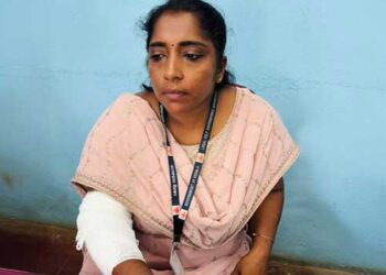 വിധവാ-പെൻഷൻ-ആവശ്യവുമായെത്തിയ-സ്ത്രീ-റവന്യൂ-ഇൻസ്പെടറുടെ-കൈ-കടിച്ചുമുറിച്ചു,-അസഭ്യം-പറഞ്ഞ്-മു‌ടിക്കു-കുത്തിപ്പിടിച്ചു,-ഓഫിസിലെ-ഫയലുകൾ-വലിച്ചെറിഞ്ഞു,-ആക്രമണത്തിൽ-മറ്റു-രണ്ടുപേർക്കും-പരുക്ക്!!-പ്രകോപനത്തിനു-പിന്നിൽ-പുനർ-വിവാഹിതയല്ലെന്ന-രേഖ-സമർപ്പിക്കാൻ-ഉദ്യോഗസ്ഥർ-ആവശ്യപ്പെട്ടത്