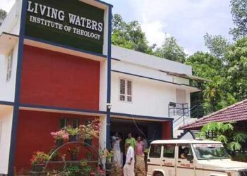 ആറാം-ക്ലാസുകാരന്റെ-കാലിൽ-കയറുകെട്ടി-തല-കീഴായി-ഫാനിന്റെ-ഹുക്കിൽ-കെട്ടിത്തൂക്കി,-കൂടുതൽ-ഉപദ്രവിച്ചത്-പാചകക്കാരൻ,-സൂപ്രണ്ട്-കുട്ടിയുടെ-ചെകിട്ടത്ത്-അടിച്ചു!!-മുൻപും-കുട്ടിയെ-ഉപദ്രവിച്ചിട്ടുണ്ട്,-‘കുട്ടിയെ-നോക്കാൻ-യാതൊരു-നിവർത്തിയുമില്ലാത്തത്-കൊണ്ടാണ്-ഹോസ്‌റ്റലിൽ-നിർത്തുന്നത്’…-കുട്ടിയുടെ-പിതാവ്,-വാർഡനും-കുക്കും-അറസ്റ്റിൽ,-പ്രതിഷേധം