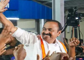 എന്റെ-തല,-എന്റെ-ഫുൾ-ഫി​ഗർ…-വി-ഡി-സതീശനെ-മുഖ്യമന്ത്രി-സ്ഥാനാർഥിയായി-ഉയർത്തിക്കാട്ടാൻ-വേണ്ടി-പിആർ-ടീമിന്-കൊടുക്കുന്നത്-കോടികൾ…പിന്നിൽ-പ്രൊഫഷണൽ-പിആർ-ടീമെന്ന്-ആരോപണം