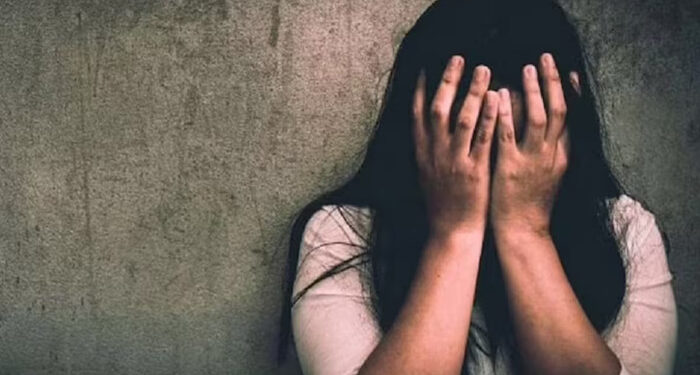 ആണ്‍സുഹൃത്തിന്റെ-കണ്‍മുന്നില്‍-വച്ച്-24കാരിയെ-വിവസ്ത്രയാക്കി,-പിന്നാലെ-കത്തിമുനയില്‍-നിര്‍ത്തി-മണിക്കൂറുകളോളം-ക്രൂര-പീഡനം,-പത്താം-നിലിയില്‍-നിന്നും-പൂര്‍ണ-നഗ്നയായി-ഇറങ്ങിയോടി-യുവതി,-മൂന്ന്-പേര്‍-അറസ്റ്റില്‍