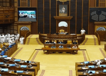 പേപ്പറുകൾക്കും-ഇടയ്ക്ക്-കയറിയുള്ള-പറച്ചിലുകൾക്കും-വിട,-എല്ലാം-ഡിജിറ്റൽ;-വരുന്നത്-ഹൈടെക്ക്-നിയമസഭ;-രാജ്യത്തെ-ആദ്യ-സമ്പൂർണ്ണ-ഇ-നിയമസഭയാവുനുള്ള-തയ്യാറെടുപ്പിൽ-കേരളം