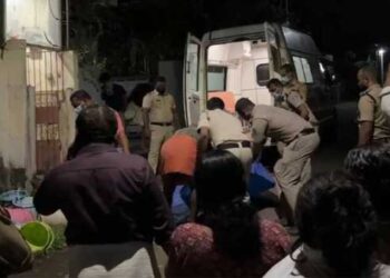 അമ്മയെവിടെയെന്ന-ചോദ്യത്തിന്-അസുഖമായിട്ട്-കിടക്കുവാണെന്ന-മറുപടി-മാത്രം,-കടുത്ത-ദുർ​ഗന്ധത്തിന്റെ-കാരണമന്വേഷിച്ചെത്തിയ-ബന്ധു-കണ്ടത്-ഈച്ചയാർക്കുന്ന-മൃതദേഹം!!-അമ്മ-മരിച്ചതറിയാതെ-മാനസിക-അസ്വാസ്ഥ്യമുള്ള-ഏകമകൻ-അമ്മയ്ക്ക്-കാവലിരുന്നത്-മൂന്നു-ദിവസം…