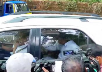 ‘ഞങ്ങൾ-കെ-സുധാകരനെ-കാണാൻ-വേണ്ടി-വന്നതാണ്,-സാധാരണ-രീതിയിൽ-കാണാൻ-വരുന്ന-പോലെ-കാണാൻ-വന്നതാണ്….-നേതാക്കൾ!!-നാളെ-നേതാക്കളെ-ഡൽഹിക്ക്-വിളിച്ചുവരുത്താനിരിക്കെ-കെ-സുധാകരന്റെ-വീട്ടിൽ-കെസി-കെഎസ്-പക്ഷക്കാരുടെ-രഹസ്യയോ​ഗം,-വിവരമറിഞ്ഞെത്തിയ-മാധ്യമപ്രവർത്തകരെ-കണ്ടതോടെ-നേതാക്കൾ-നൈസായി-മുങ്ങി