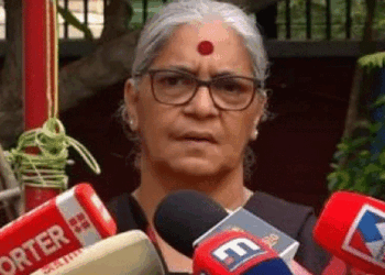 ‘വനിതയെ-മുഖ്യമന്ത്രിയാക്കി-കോൺ​ഗ്രസിലെ-തർക്കങ്ങൾക്ക്-പരിഹരിക്കണം;-പൊതു-പ്രവർത്തന-രം​ഗത്ത്-പരിചയ-സമ്പന്നരായ-നിരവധി-സ്ത്രീകൾ-ഇത്തവണ-ജയിച്ചുവന്നിട്ടുണ്ടല്ലോ?-പുരുഷന്മാരെ-മാത്രം-പരി​ഗണിക്കുന്നതിനാലാണ്-തീരുമാനം-ഇതുവരെയുമാകാത്തത്‘-ആനിരാജ