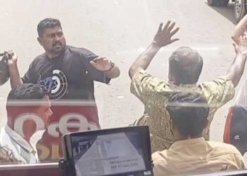 റോങ്-സൈഡിൽ-വന്ന്-അശ്രദ്ധമായി-ബസിന്റെ-മുന്നിലേക്ക്-ബൈക്ക്-വെട്ടിച്ചുകയറ്റി,-ചോദ്യം-ചെയ്ത-ഡ്രൈവറെ-ബസിൽ-നിന്ന്-വലിച്ചിറക്കി-ഹെൽമെറ്റിന്-അടിച്ച്-ദമ്പതികൾ,-​പരുക്കേറ്റ-ഡ്രൈവർ-ആശുപത്രിയിൽ,-കേസ്