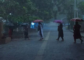 വേനൽമഴ-കനത്തു;-സംസ്ഥാനത്ത്-വ്യാപക-നാശനഷ്ടം,-പലയിടത്തും-ഗതാഗത-തടസം