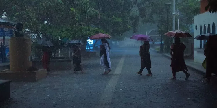 വേനൽമഴ-കനത്തു;-സംസ്ഥാനത്ത്-വ്യാപക-നാശനഷ്ടം,-പലയിടത്തും-ഗതാഗത-തടസം