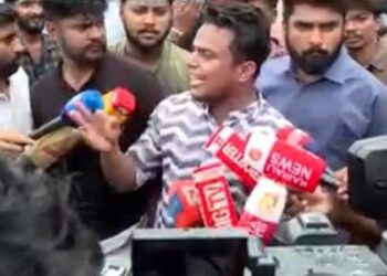 ‘ഞങ്ങളെ-തല്ലിയവൻമാരെ-നന്നായി-അറിയാം,-ഒരുത്തന്റെ-പേര്-മനീഷ്,-അവന്റെ-വീട്-കമ്പം,-മറ്റൊരുത്തന്റെ-പേര്-അജീഷ്,-അവന്റെ-വീട്-പുതുപ്പരിയാരം,-മറ്റൊരുത്തൻ-ഇവിടുത്തെ-എസ്ഐ-രജിത്ത്…-എല്ലാവരേയും-ഞങ്ങൾ-നോക്കിവച്ചി‌ട്ടുണ്ട്,-ഞങ്ങൾ-അടിക്കാൻ-തുടങ്ങിയാൽ,-ഞങ്ങളുടെ-ഭീകരതയ്ക്ക്-അതിരുണ്ടാവില്ല…പോലീസിനു-നേരെ-കൊലവിളി-പ്രസം​ഗം,-50-എസ്എഫ്‌ഐ-പ്രവർത്തകർക്കെതിരെ-ജാമ്യമില്ലാ-വകുപ്പിൽ-കേസ്