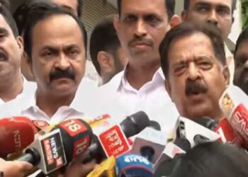 ‘ഞങ്ങൾ-തമ്മിൽ-എന്ത്-ഉപാധി,-ഒരു-ഉപാധിയുമില്ല…10-വർഷത്തെ-എൽഡിഎഫ്-ഭരണത്തിൽ-നിന്ന്-കേരളത്തെ-മോചിപ്പിക്കാനുള്ള-ദൗത്യം-അദ്ദേഹത്തെയാണ്-ഹൈക്കമാൻഡ്-ഏൽപ്പിച്ചിട്ടുള്ളത്,-ഞങ്ങളെല്ലാവരും-കൂടി-അത്-നിറവേറ്റും’-ചെന്നിത്തല!!-‘എന്റെ-ലീഡറാണ്-അദ്ദേഹം,-ഞാൻ-ചെറുപ്പം-മുതൽ-വരുന്ന-വീടാണ്,-ഞാൻ-അദ്ദേഹത്തെ-കാണണ്ടേ?’–-സതീശൻ