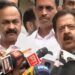 ‘ഞങ്ങൾ-തമ്മിൽ-എന്ത്-ഉപാധി,-ഒരു-ഉപാധിയുമില്ല…10-വർഷത്തെ-എൽഡിഎഫ്-ഭരണത്തിൽ-നിന്ന്-കേരളത്തെ-മോചിപ്പിക്കാനുള്ള-ദൗത്യം-അദ്ദേഹത്തെയാണ്-ഹൈക്കമാൻഡ്-ഏൽപ്പിച്ചിട്ടുള്ളത്,-ഞങ്ങളെല്ലാവരും-കൂടി-അത്-നിറവേറ്റും’-ചെന്നിത്തല!!-‘എന്റെ-ലീഡറാണ്-അദ്ദേഹം,-ഞാൻ-ചെറുപ്പം-മുതൽ-വരുന്ന-വീടാണ്,-ഞാൻ-അദ്ദേഹത്തെ-കാണണ്ടേ?’–-സതീശൻ