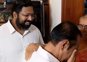 ‘സാറല്ലേ-എന്നെ-എല്ലാം-ആക്കിയത്,-ഏറെ-കടപ്പാടുള്ളത്-സാറിനോടാണ്’…-മുന്‍-മന്ത്രി-ജി.കാര്‍ത്തികേയന്റെ-ഓർമകളിൽ-വിതുമ്പി-വി-ഡി-സതീശൻ!!-‘ചീഫ്-മിനിസ്റ്റര്‍-അങ്ങനെ-കരയരുത്,-ചീഫ്-മിനിസ്റ്റര്‍ക്ക്-കരച്ചിലൊന്നും-വരരുത്,-നമ്മുടെ-പിള്ളേരെ-പോലെയല്ലേ-ഞങ്ങള്‍ക്കു-നിങ്ങളും’…-ആശ്വസിപ്പിച്ച്-സുലേഖ