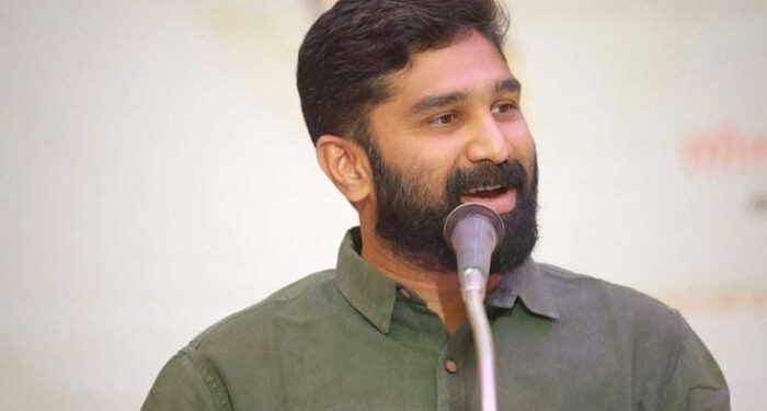 സാമാന്യബോധം-പോലും-ബിജെപി-നേതൃതലങ്ങളിലുള്ളവര്‍ക്കില്ല,-ദയനീയം,-മലയാളികൾ-ഇവരെ-കോമാളി-നിലവാരത്തിൽ-കാണുന്നതിന്-ഇതിനേക്കാൾ-നല്ല-ഉദാഹരണം-വേറെയില്ല,-ഡീസലിനും-പെട്രോളിനും-3.05-രൂപ-വര്‍ധിപ്പിച്ചയാളുടെ-ഫോട്ടോ-ഉയര്‍ത്തിപ്പിടിച്ചാണ്-സമരമെന്നത്-കൗതുകം,-മഹിളാ-മോർച്ചയെ-പരിഹസിച്ച്-വി-ടി-ബൽറാം