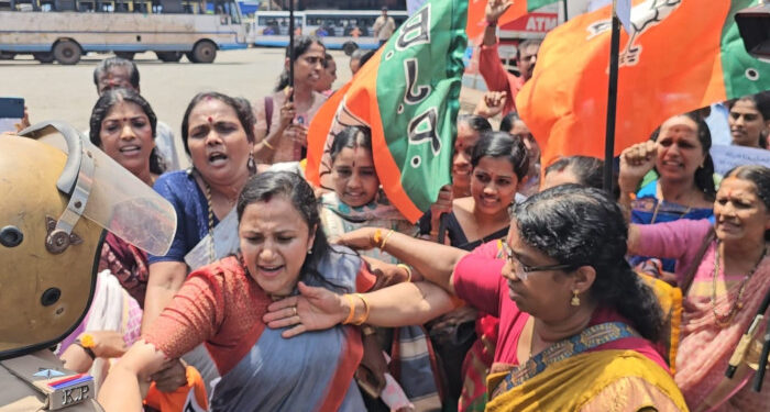 ഉറപ്പില്ലായിരുന്നുവെങ്കിൽ-കൃത്യമായ-തിയതി-എന്തിന്-പറഞ്ഞു??-സ്ത്രീകള്‍ക്ക്-സൗജന്യ-യാത്ര-ഉടന്‍-അനുവദിക്കണം,-സ്ത്രീകളുടെ-വോട്ട്-വാങ്ങി-വി-ഡി-സതീശന്‍-അവരെ-വഞ്ചിക്കുകയാണ്,-ബസിൽ-കയറി-ഇരുന്ന്-പ്രതിഷേധിച്ച്-ബിജെപി-പ്രവർത്തകർ