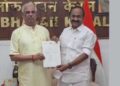 ലീ​ഗിന്-അ‍ഞ്ചു-മന്ത്രിമാർ,-ടേം-വ്യവസ്ഥയിൽ-രണ്ടര-വർഷങ്ങൾക്ക്-ശേഷം-പാറയ്ക്കൽ-അബ്ദുല്ല-മന്ത്രിയായെത്തും-പ്രഖ്യാപനം-നടത്തി-പാണക്കാട്-സാദിഖലി-തങ്ങൾ,-​ഗവർണർക്ക്-മന്ത്രിമാരുടെ-ലിസ്റ്റ്-കൈമാറി-വി-ഡി-സതീശൻ