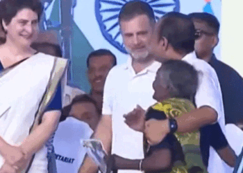 ‘സതീശൻ-എനിക്ക്-മകനെ-പോലെയല്ല;-മകൻ-തന്നെയാണ്‘;-വിഐപികളുടെ-ഇടയിലൂടെ-വേദിയിലെത്തി-പുതിയ-മുഖ്യമന്ത്രിയെ-കെട്ടിപിടിച്ച്-സാധാരണക്കാരിയായ-അമ്മാളു-അമ്മ;-സ്നേഹത്തിനു-മുന്നിൽ-പ്രോട്ടോക്കോളും-സുരക്ഷാവലയവും-വഴിമാറി