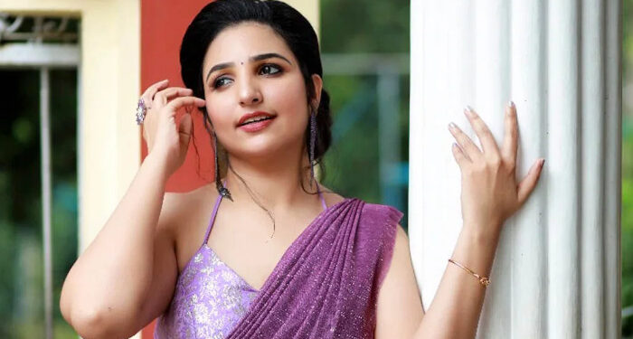 സതീശാ-മോനെ…-ചവിട്ടി-പുറത്താക്കിക്കോ,-കൂടെയുള്ളവര്‍ക്കും-മുന്നറിയിപ്പ്-കൊടുത്തേരെ…-സൂക്ഷിച്ചാല്‍-ദുഃഖിക്കേണ്ട,-റിനിക്കെതിരെ-ആക്ഷേപവര്‍ഷം,-ഓരിയിട്ടത്-കണ്ണുകടിയുള്ള-ചില-കുലംകുത്തികള്‍,-അവര്‍-കോണ്‍ഗ്രസുകാരല്ല,-മറുപടിയുമായി-നടി