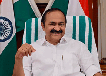 ‘അച്ഛന്റെ-മാത്രമല്ല-അമ്മയുടെ-പേരുകൂടി-പറയണമെന്ന്-ആഗ്രഹമുണ്ടായിരുന്നു;-അതു-സാധിക്കാത്തതിലാണ്-സങ്കടം;-എംഎൽ.എ-ആകുന്നതിന്-മുമ്പേ-തന്നെ-മാതാപിതാക്കൾ-മരണപ്പെട്ടു;അവരുടെ-പേര്-പറയുന്നതിൽ-അഭിമാനം‘-വിവാദങ്ങളിൽ-പ്രതികരിച്ച്-മുഖ്യമന്ത്രി