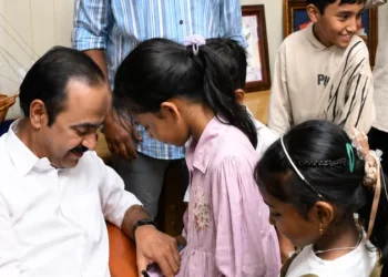 മുഖ്യമന്ത്രിയെ-കാണണം,-ഒപ്പിടണം;-കൊച്ചു-വിദ്യാർത്ഥികളുടെ-ആഗ്രഹം-സാധിച്ചു-നൽകി-വിഡി.-സതീശൻ