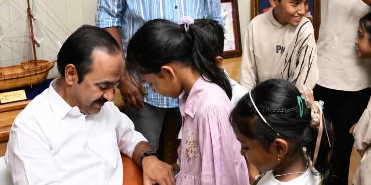 മുഖ്യമന്ത്രിയെ-കാണണം,-ഒപ്പിടണം;-കൊച്ചു-വിദ്യാർത്ഥികളുടെ-ആഗ്രഹം-സാധിച്ചു-നൽകി-വിഡി.-സതീശൻ